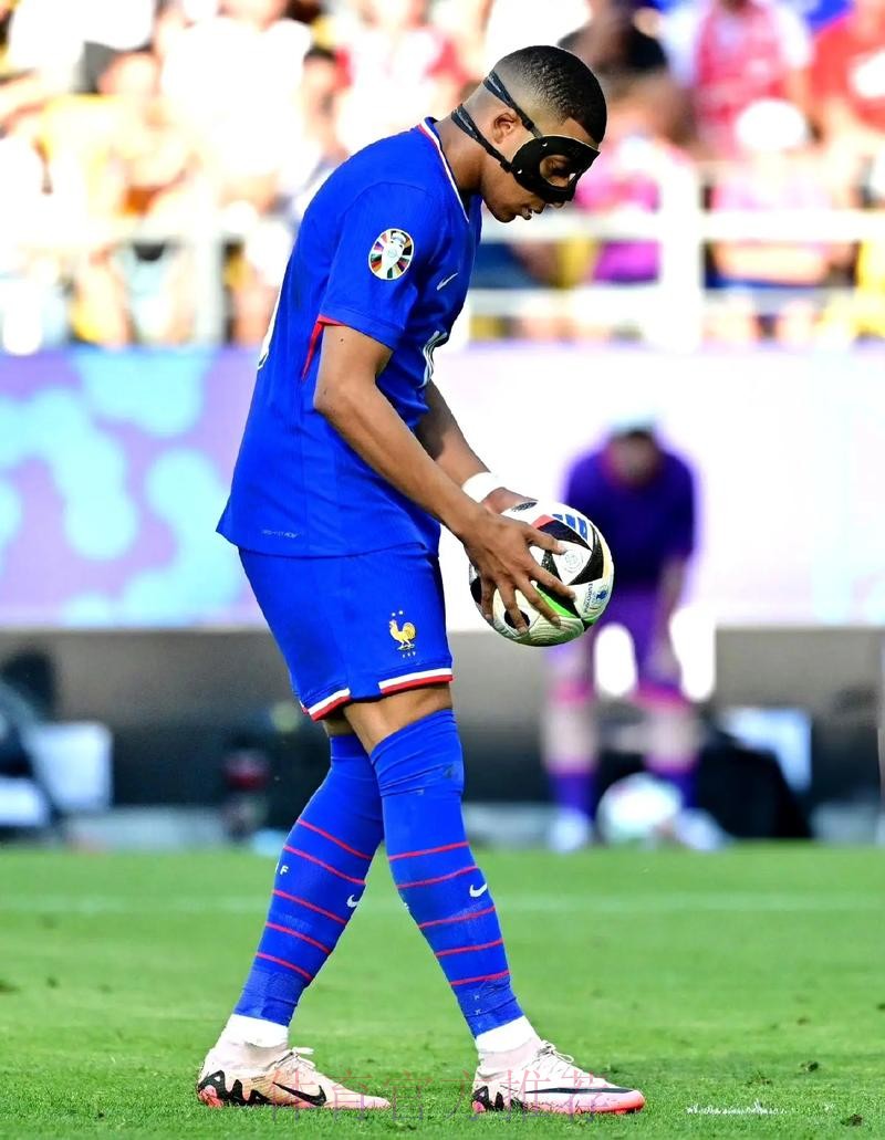 西媒:齐祖与姆巴佩交流过 若离队波帅将求购凯恩